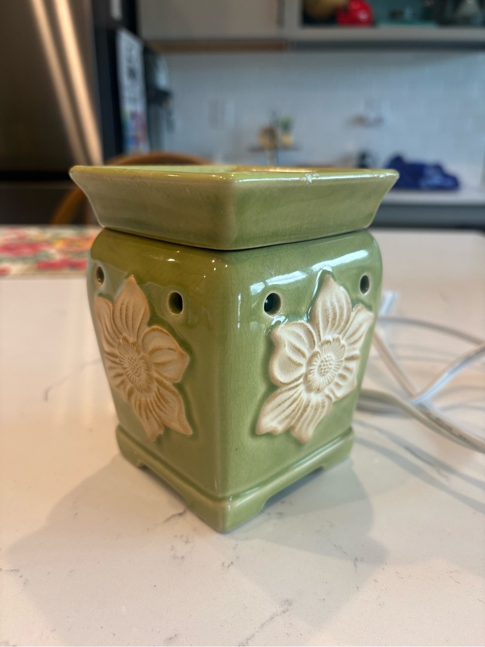 Scentsy Green Ceramic Floral Wax Warmer with Cream Flower Accent - Picture 2 of 3